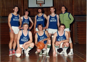 Heren Senioren 1 seizoen 1976-77, boven vlnr Karel van Waveren, Harrie Cox, Frans Rongen, Theo Verkerk, Thieu Vullings; onder vlnr Jan Kroezen, Marcel Albers en Herman Kroezen